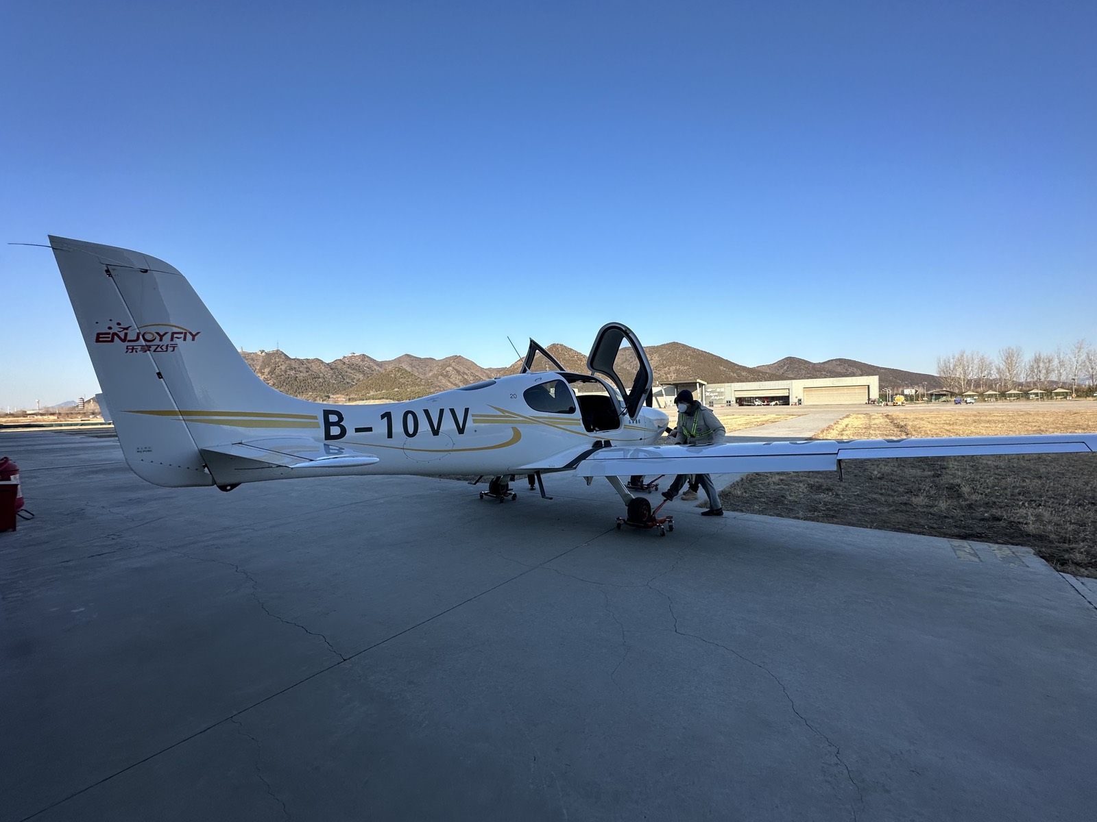 停在机坪上的 B-10VV 号教练机